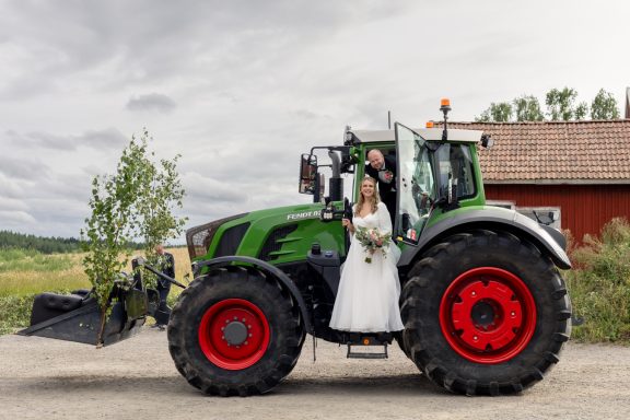 Brudpar har klättrat upp i sin traktor på gården på Vikbolandet, foto av Anna Esmelöv