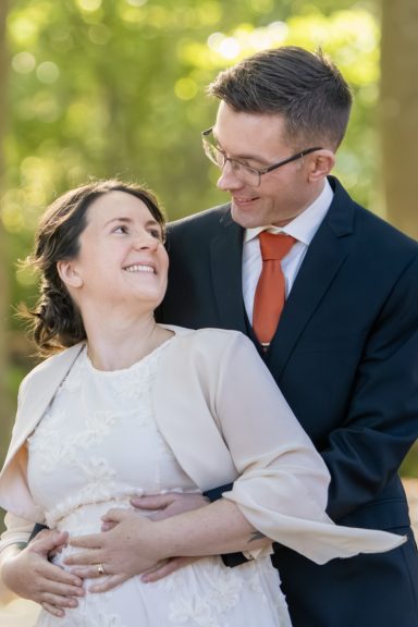 Bruden vänder sig om och tittar på sin make, bröllopsinspiration av Anna Esmelöv